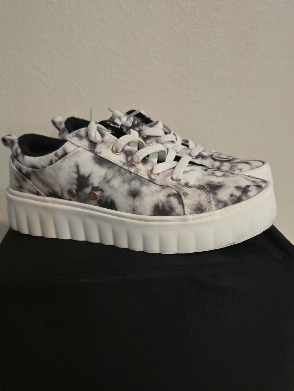 Roxy Women's Black & White Tie-Dye Platform Sneakers (8.5)